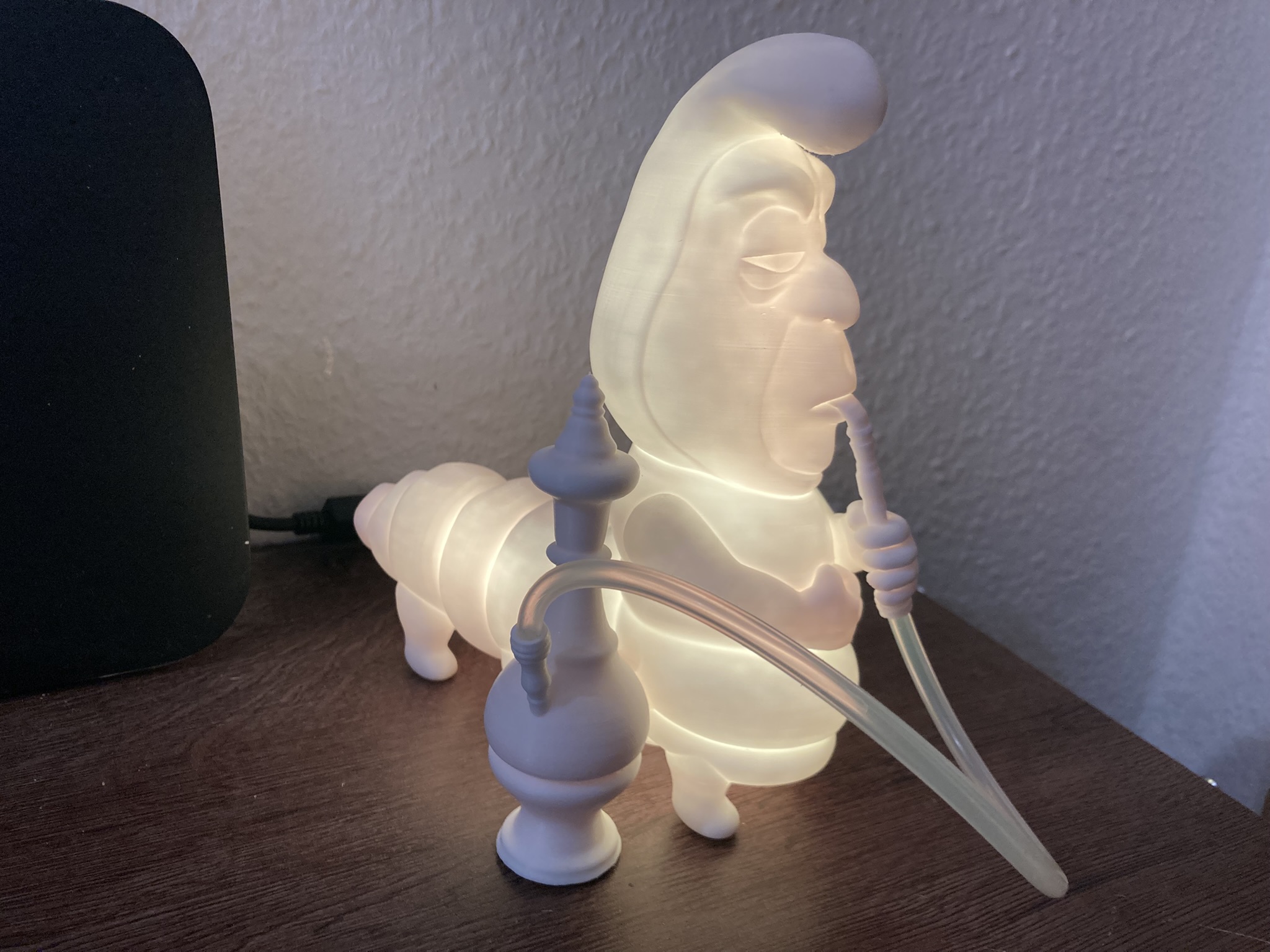 Leuchtende Raupe aus Alice im Wunderland– Magischer Farbenspieler