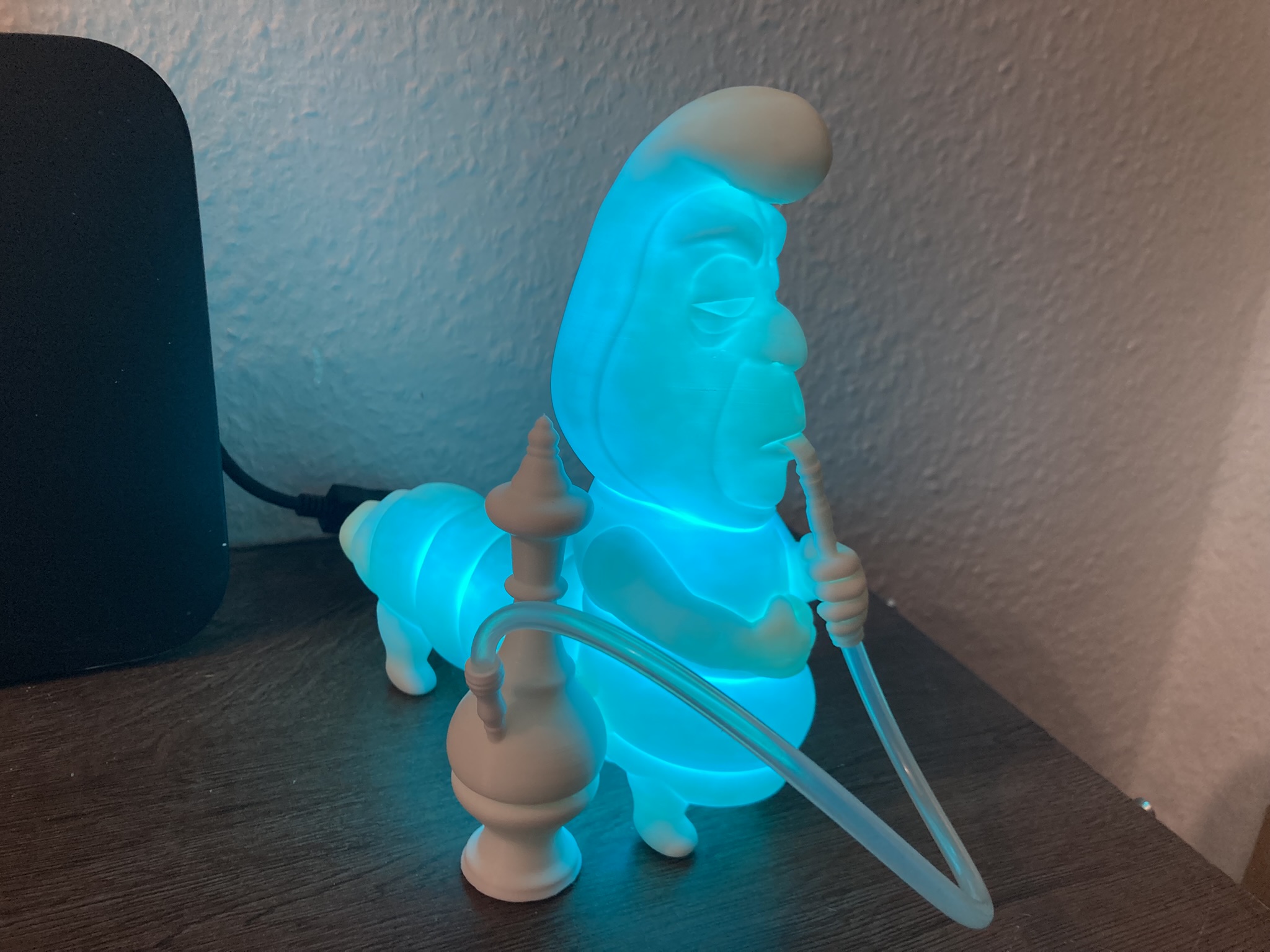 Leuchtende Raupe aus Alice im Wunderland– Magischer Farbenspieler