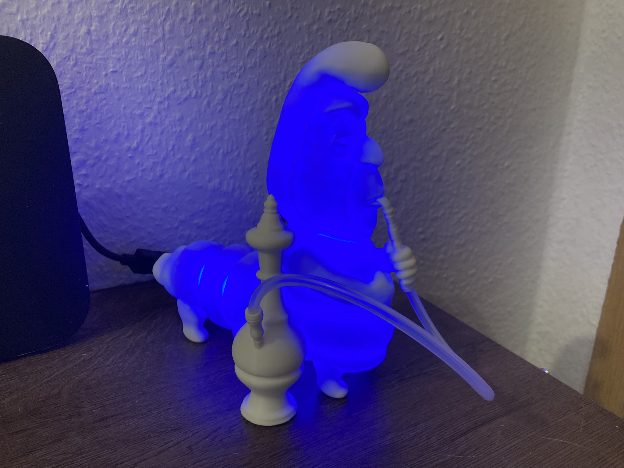 Leuchtende Raupe aus Alice im Wunderland– Magischer Farbenspieler