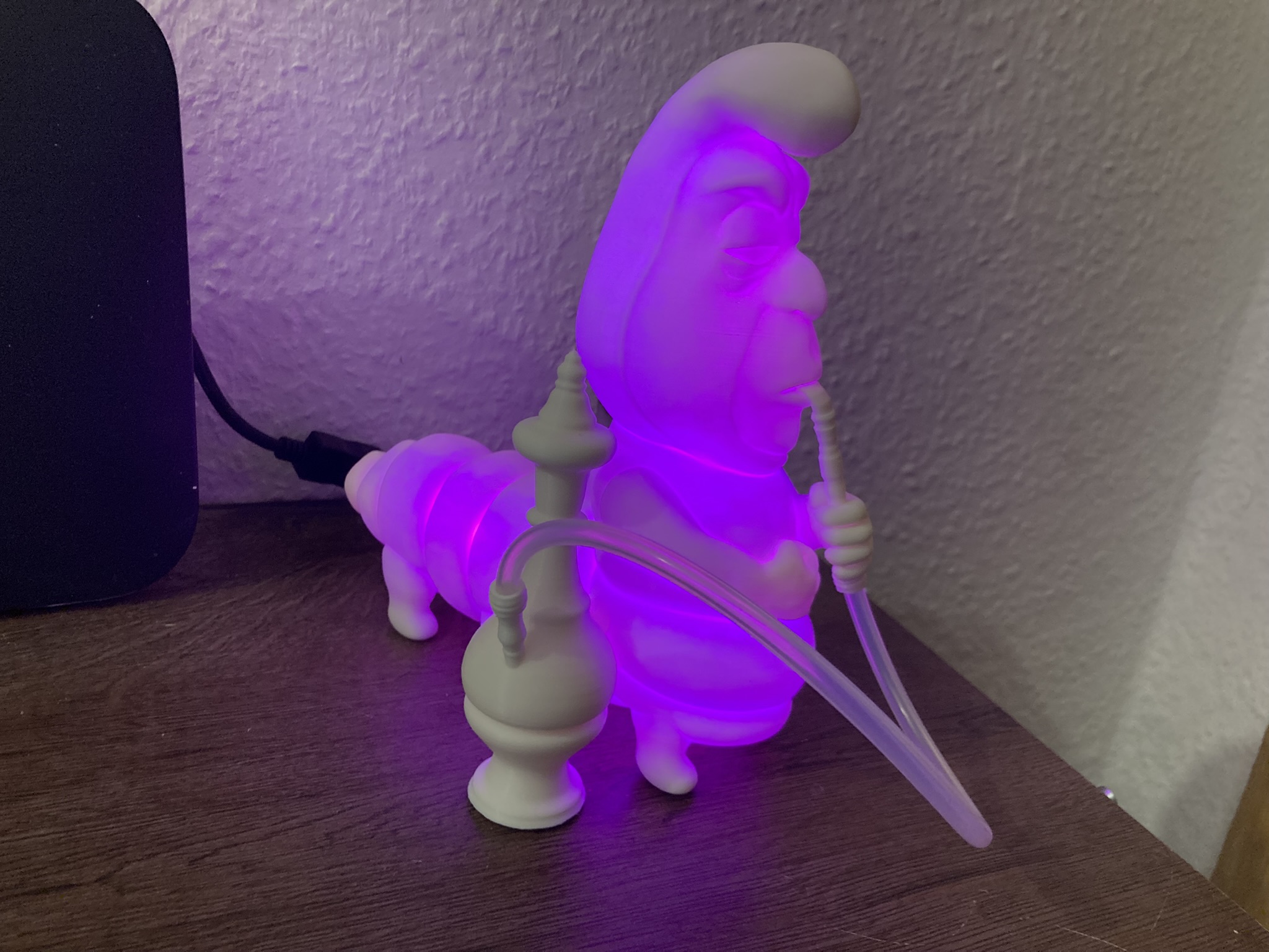 Leuchtende Raupe aus Alice im Wunderland– Magischer Farbenspieler