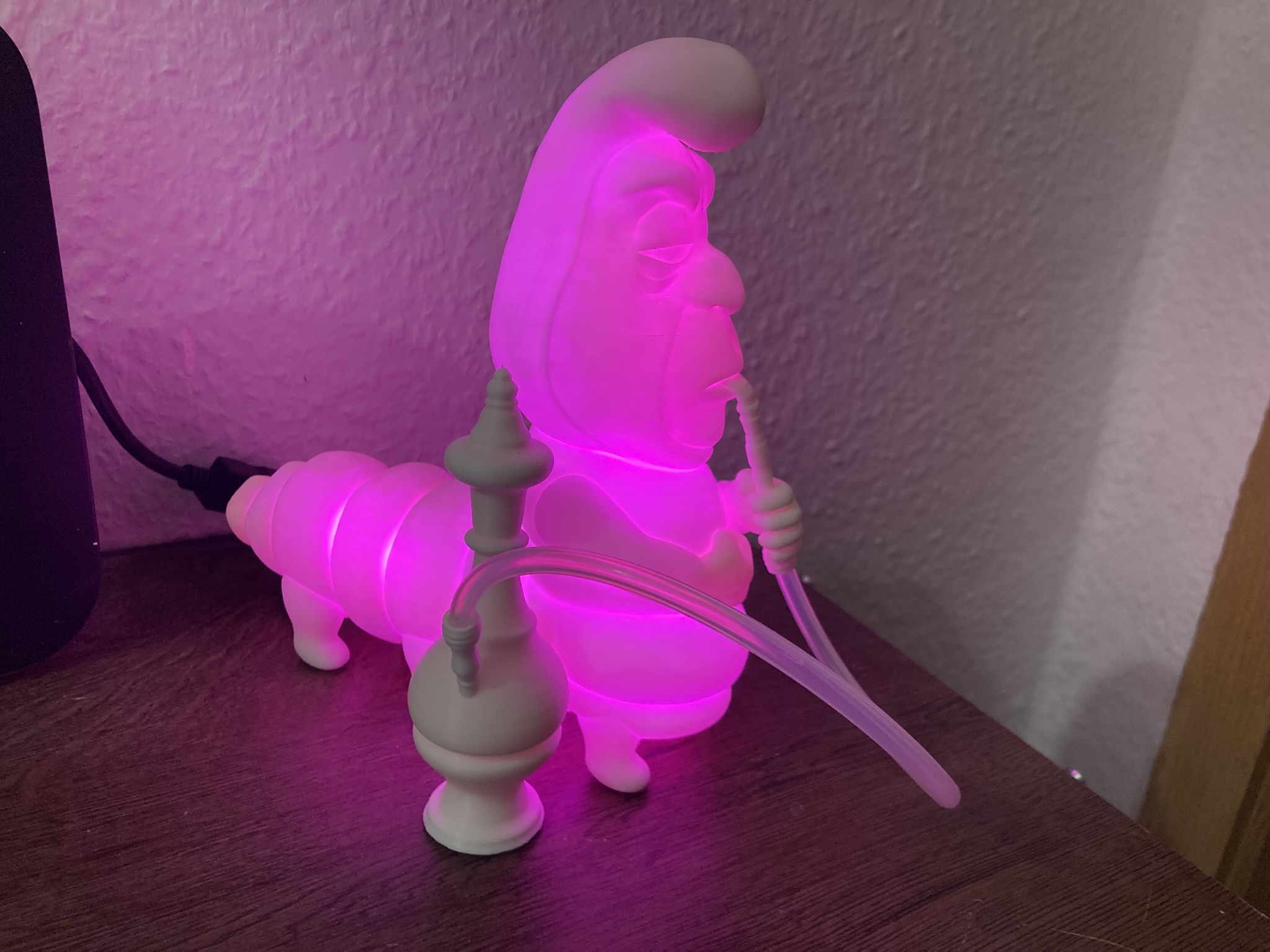 Leuchtende Raupe aus Alice im Wunderland– Magischer Farbenspieler