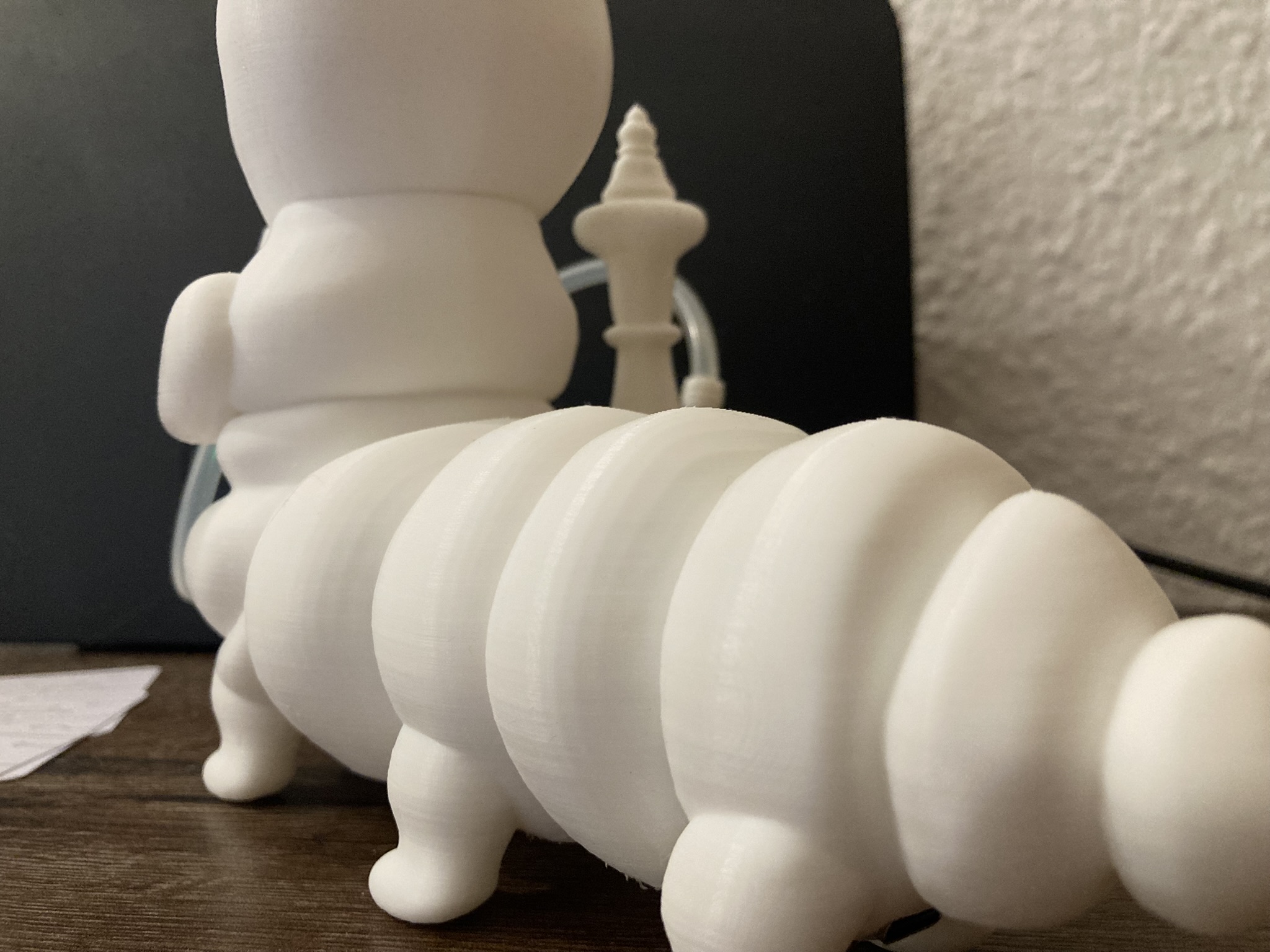 Leuchtende Raupe aus Alice im Wunderland– Magischer Farbenspieler