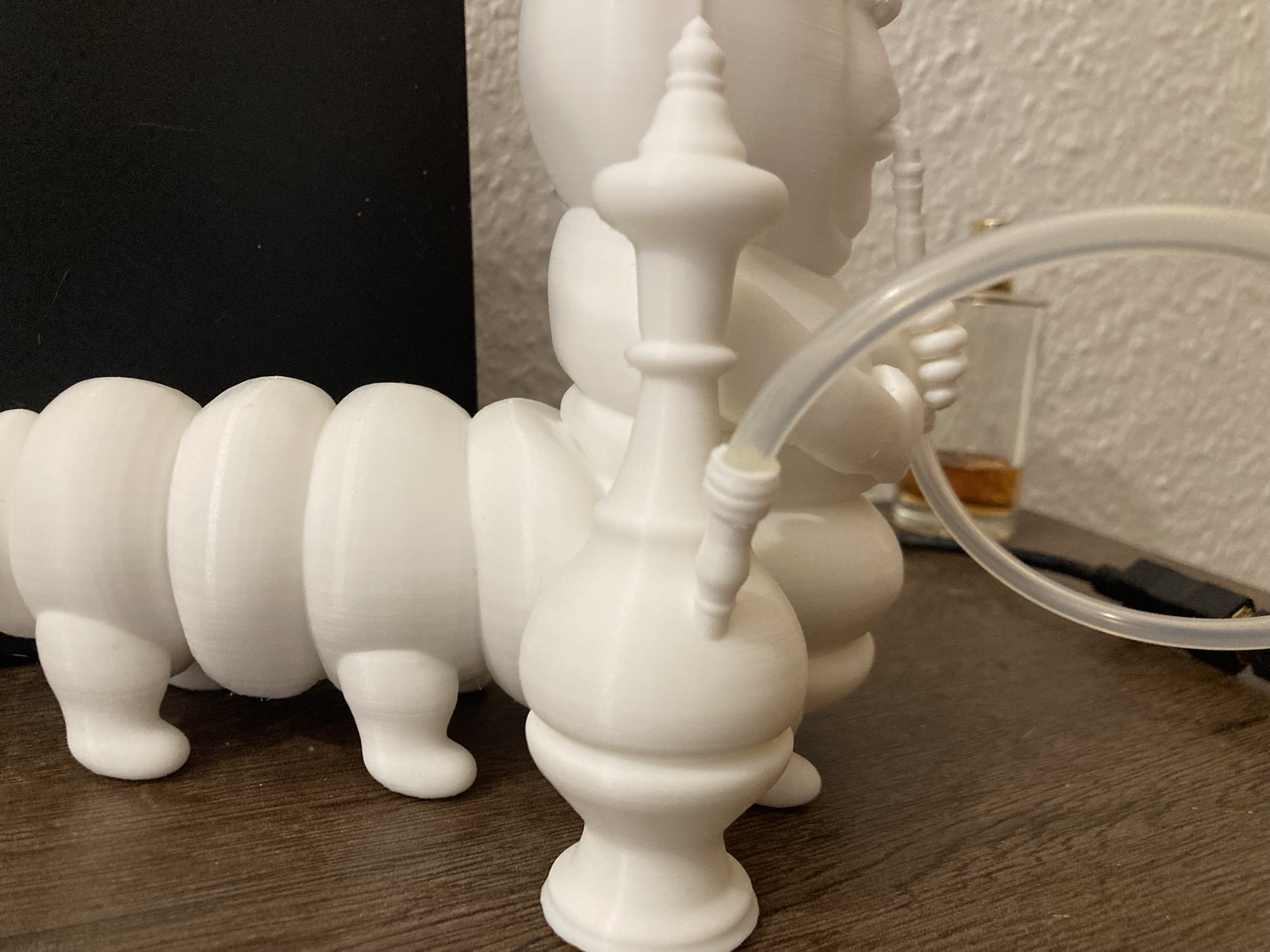 Leuchtende Raupe aus Alice im Wunderland– Magischer Farbenspieler