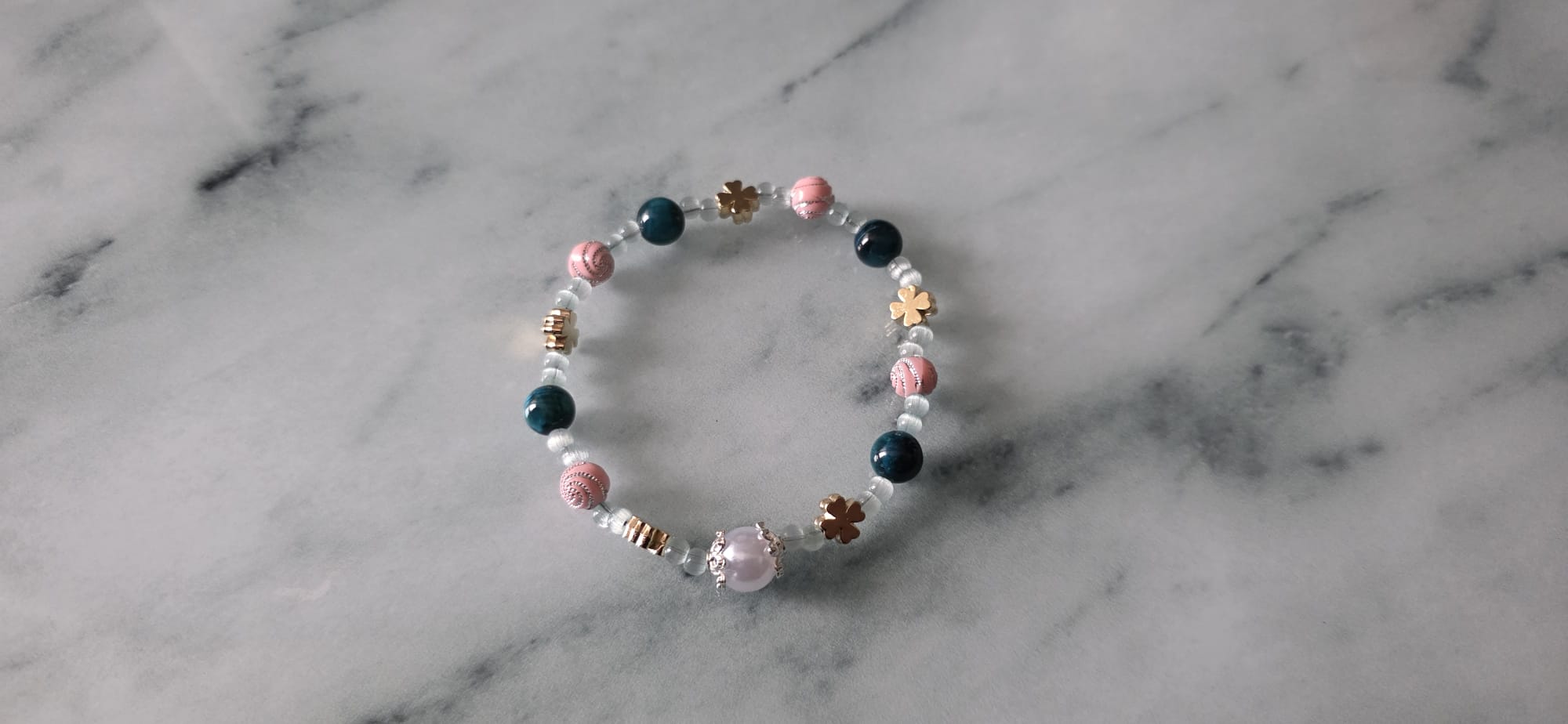 🌸 „Aurabloom Glücksarmband – Handgemachte Einzigartigkeit aus Perlen &amp; Edelstein-Energie“ ✨