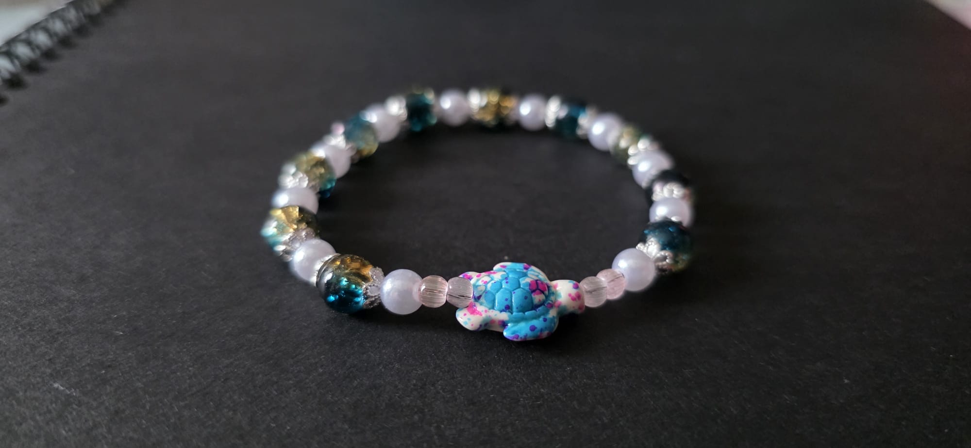 🌊✨ „Ocean Whisper Pearlband – Glitzernde Tiefsee-Vibes aus Handarbeit“ 🐚💙