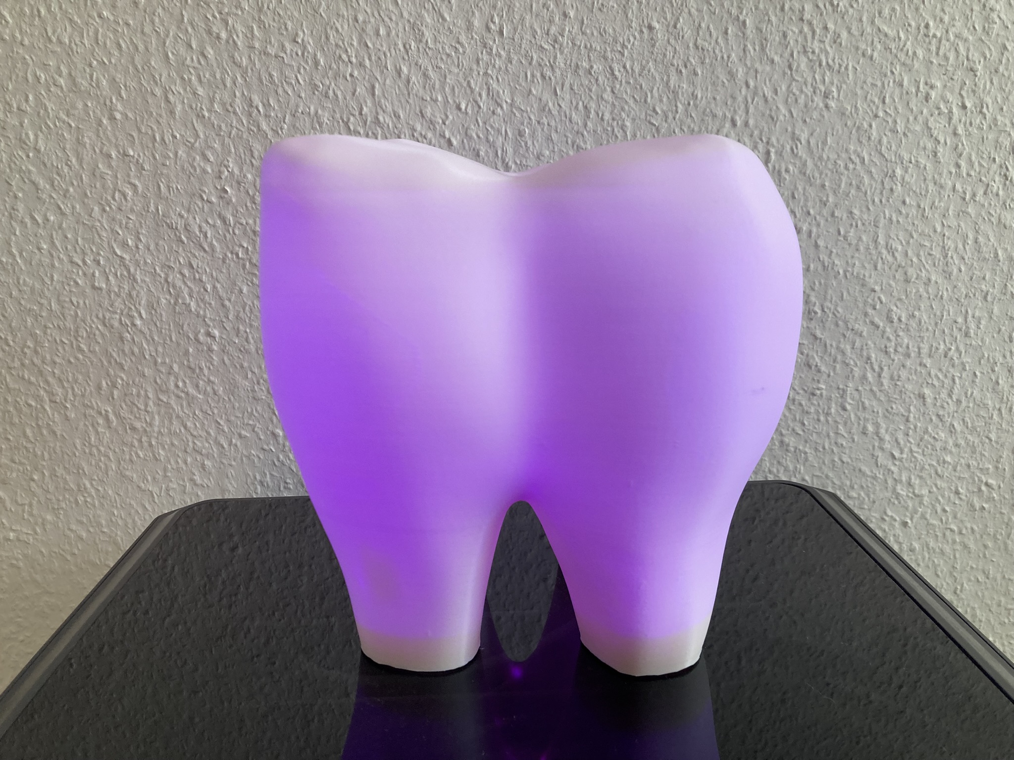 LED-Praxislicht „Leuchtender Zahn“ – 3D-gedruckte Deko-Lampe mit adressierbaren Effekten, USB-C, Farb- und Funktionswahl