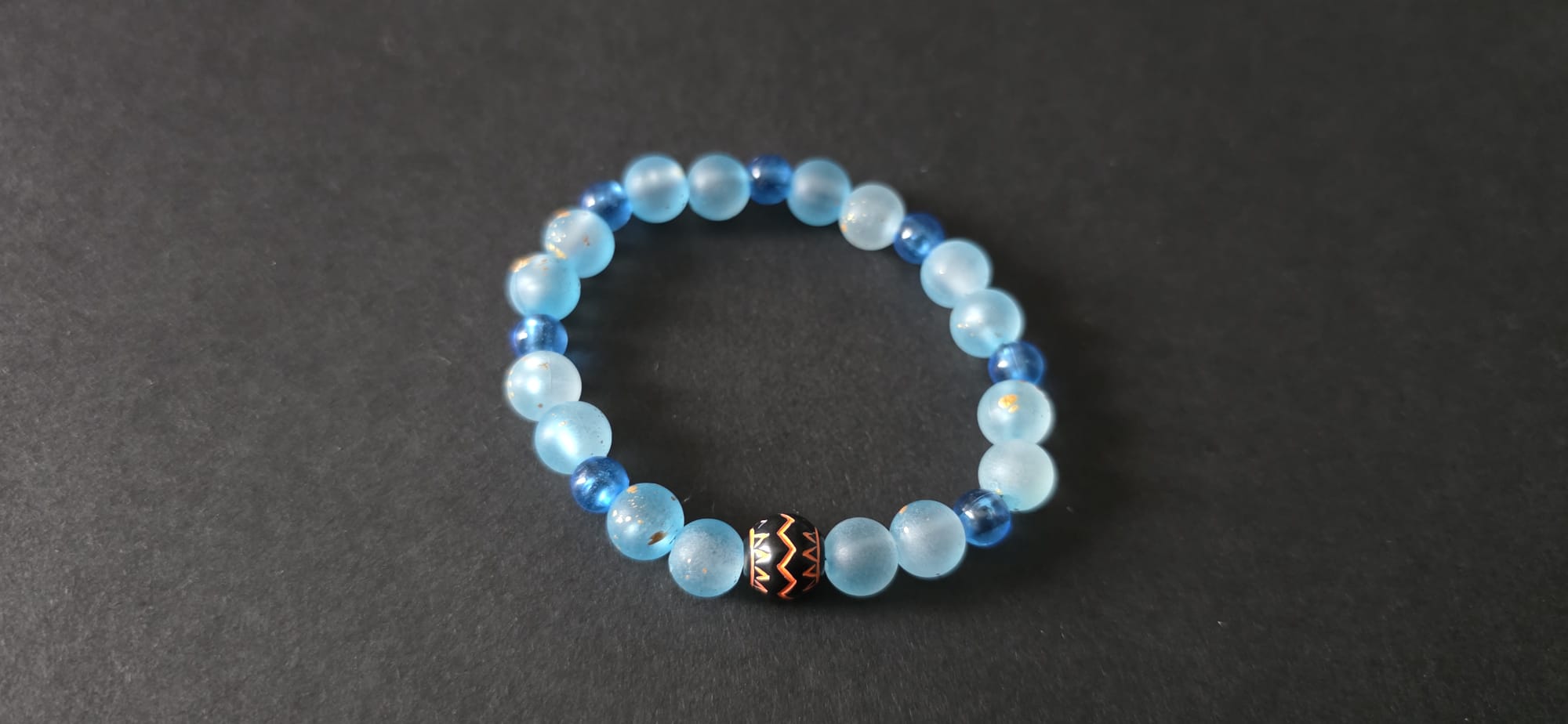 ✨Himmelsblaue Energie – Handgefertigtes Perlenarmband aus Glas &amp; Lichtakzenten✨