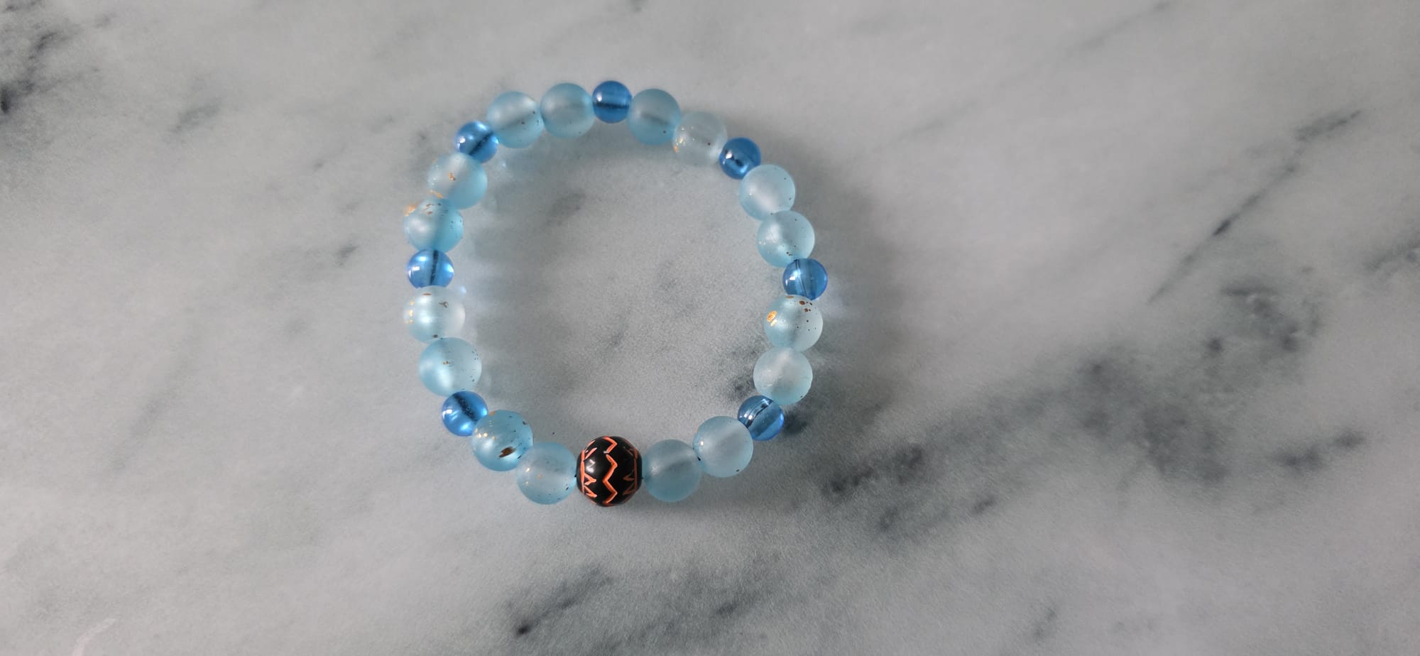 ✨Himmelsblaue Energie – Handgefertigtes Perlenarmband aus Glas &amp; Lichtakzenten✨