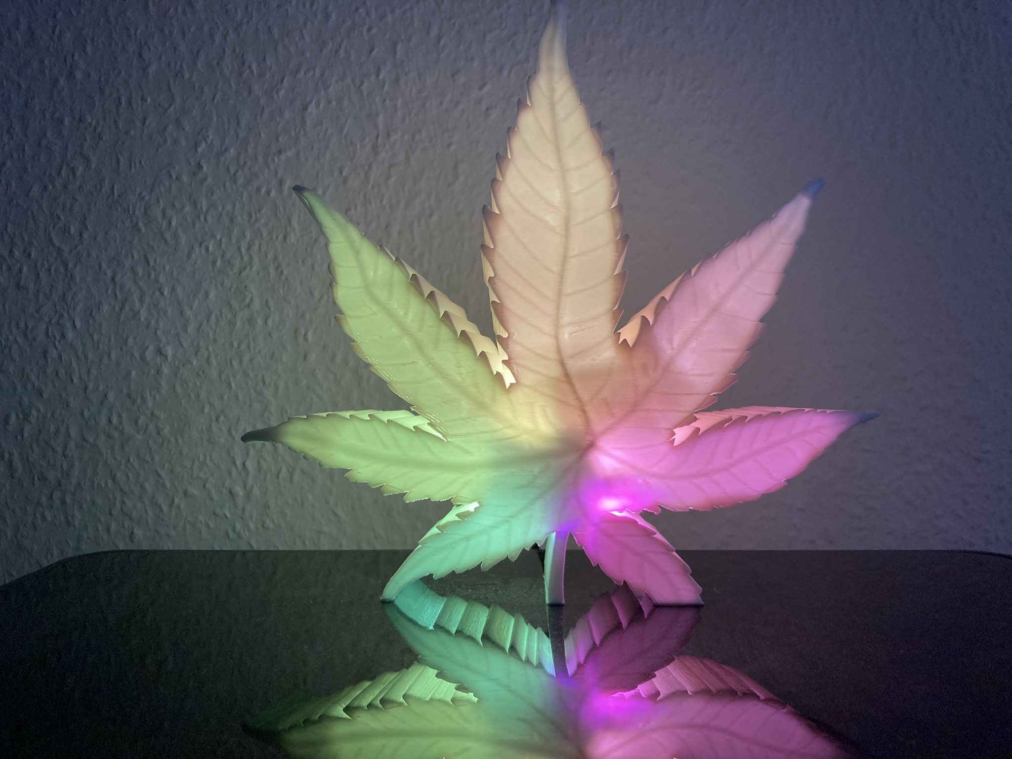 LED Hanfblatt Lampe 🌿 – USB-C Designleuchte mit RGB Effekten und Mikrocontroller