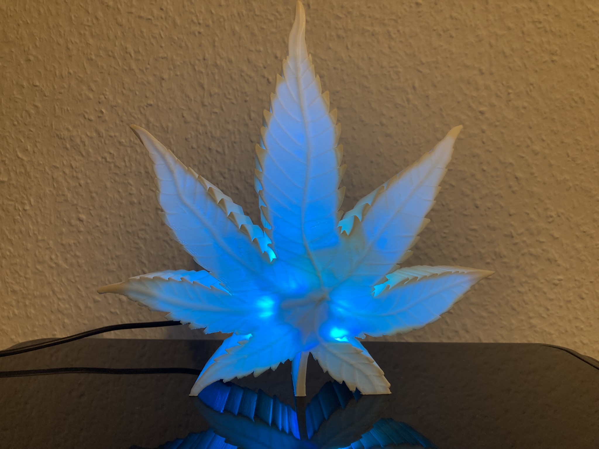 LED Hanfblatt Lampe 🌿 – USB-C Designleuchte mit RGB Effekten und Mikrocontroller