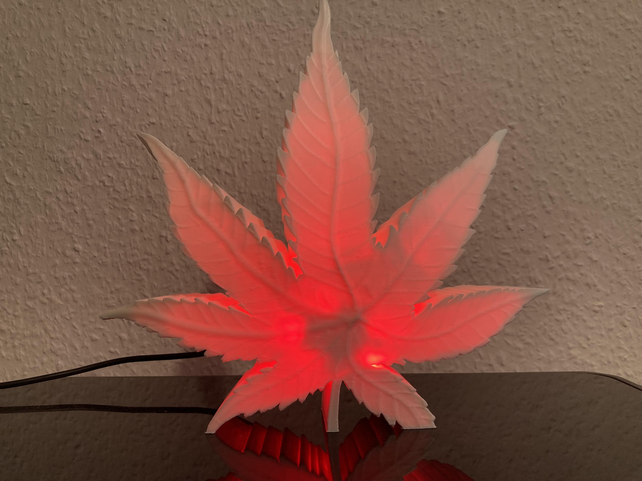 LED Hanfblatt Lampe 🌿 – USB-C Designleuchte mit RGB Effekten und Mikrocontroller