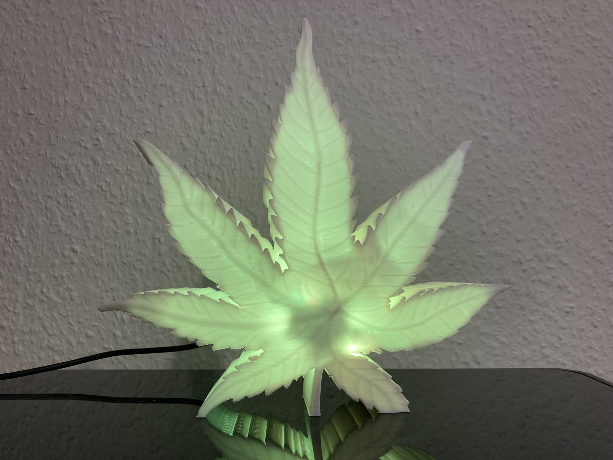 LED Hanfblatt Lampe 🌿 – USB-C Designleuchte mit RGB Effekten und Mikrocontroller