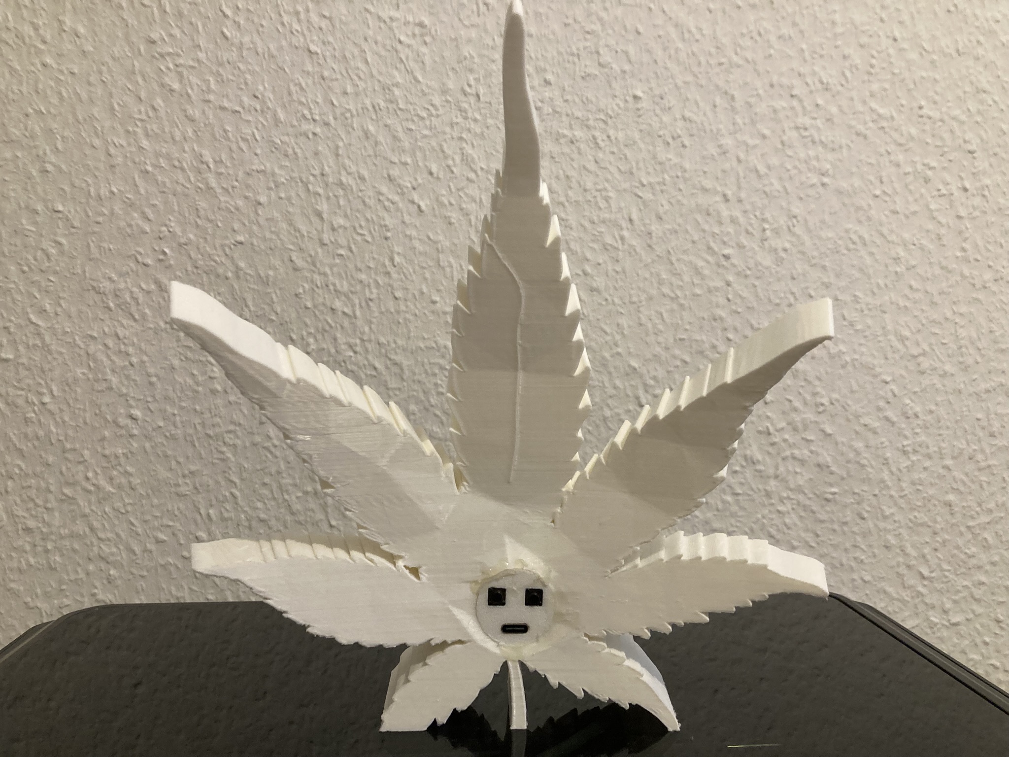 LED Hanfblatt Lampe 🌿 – USB-C Designleuchte mit RGB Effekten und Mikrocontroller