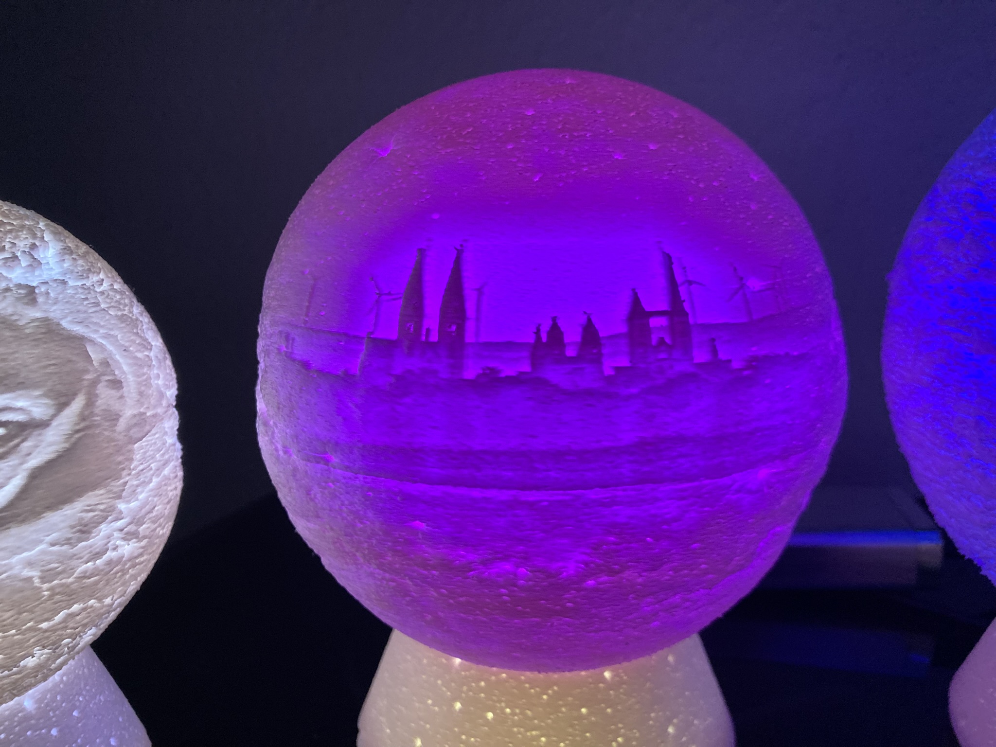 Personalisierte 3D-Fotolampe als Kugel mit Farbwechsel – individuelles Bild und Hintergrund als leuchtendes Geschenk