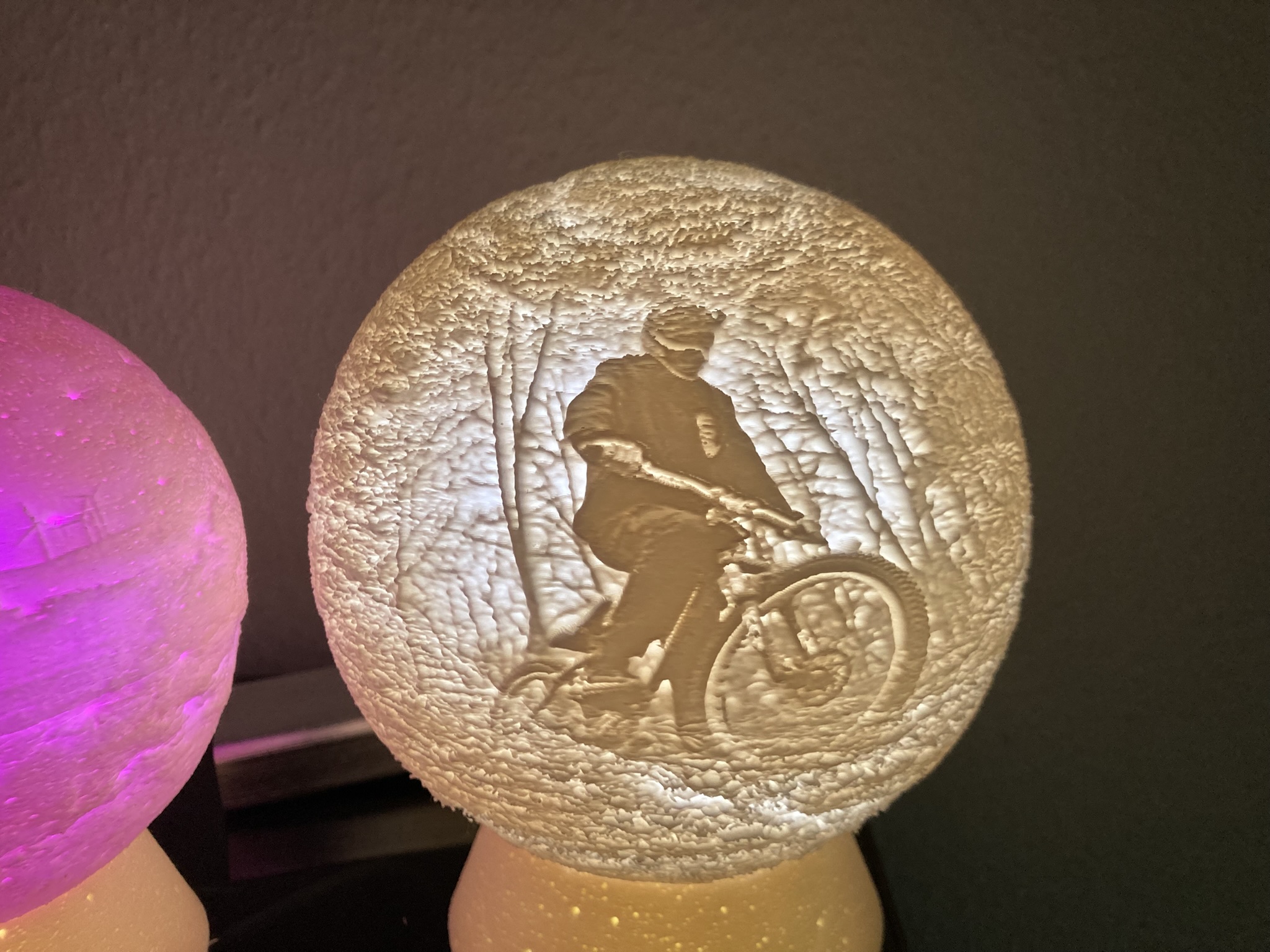 Personalisierte 3D-Fotolampe als Kugel mit Farbwechsel – individuelles Bild und Hintergrund als leuchtendes Geschenk