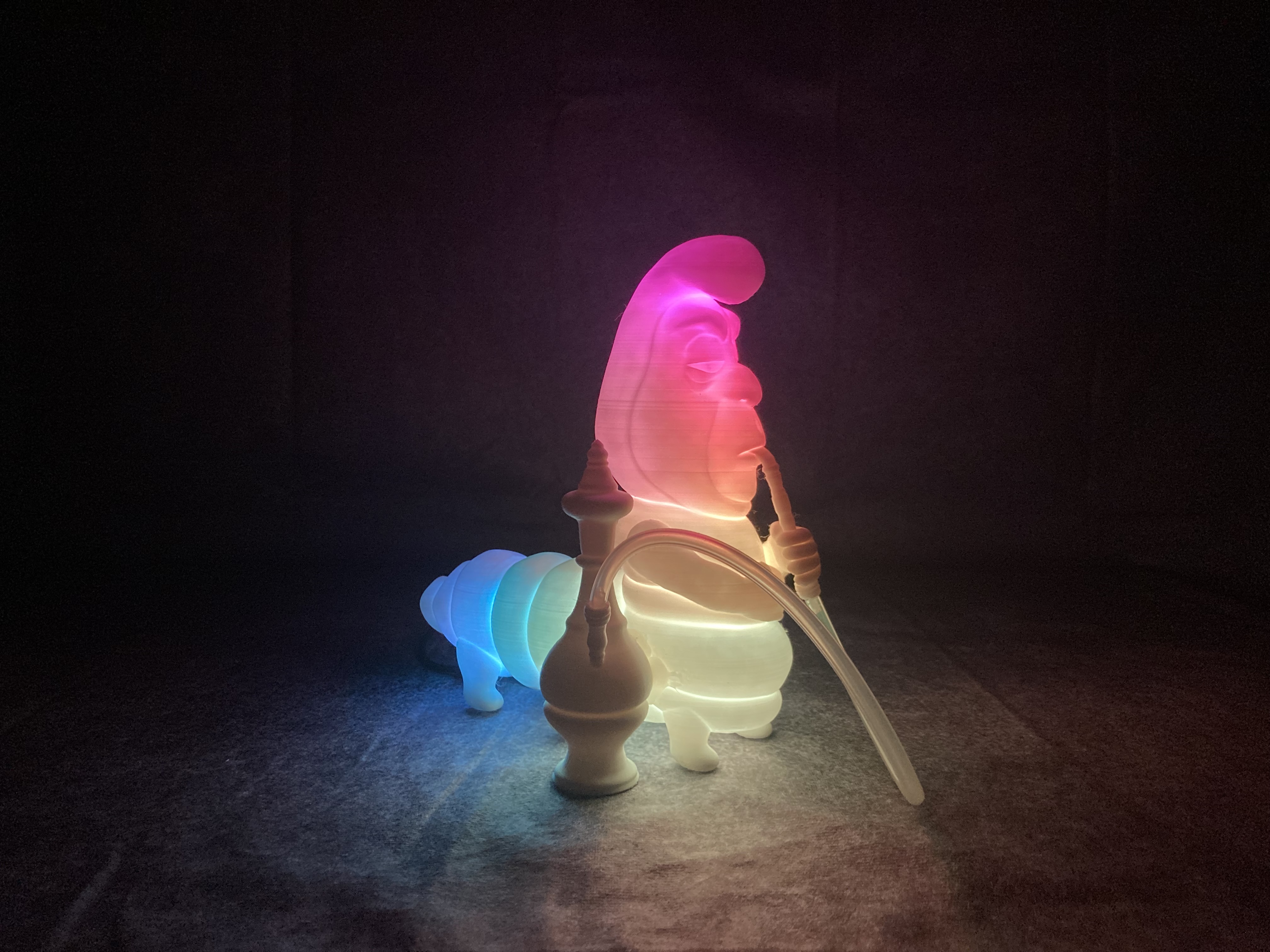 🐛 Leuchtende Raupe aus Alice im Wunderland– Magischer Farbenspieler