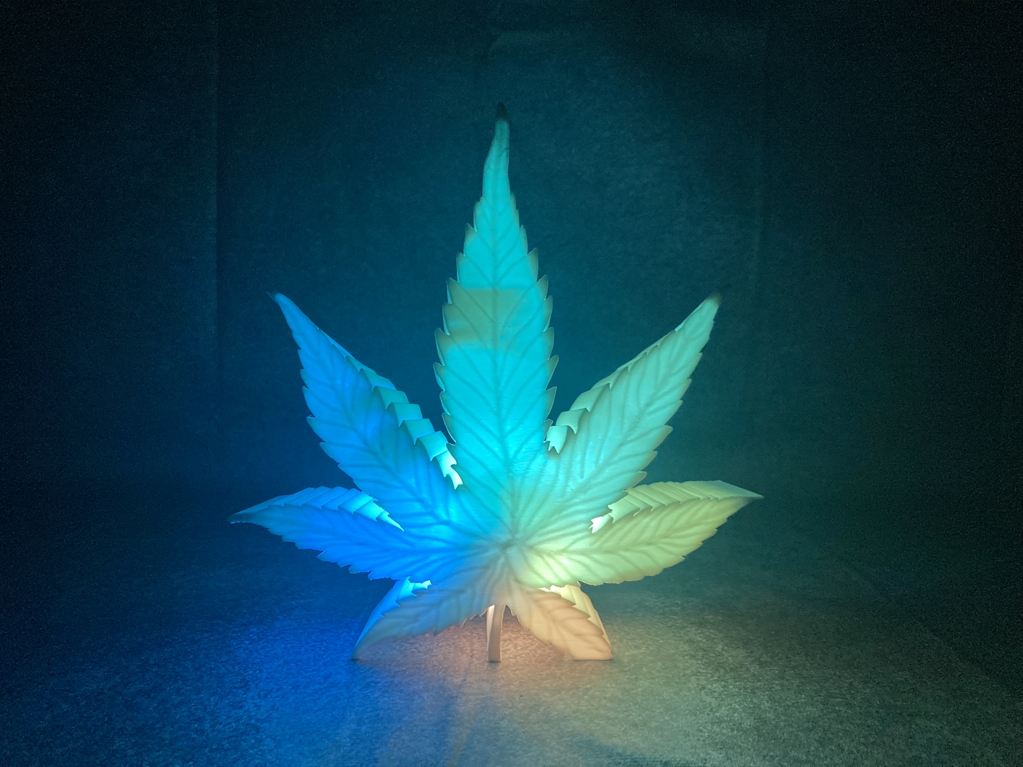 LED Hanfblatt Lampe 🌿 – USB-C Designleuchte mit RGB Effekten und Mikrocontroller
