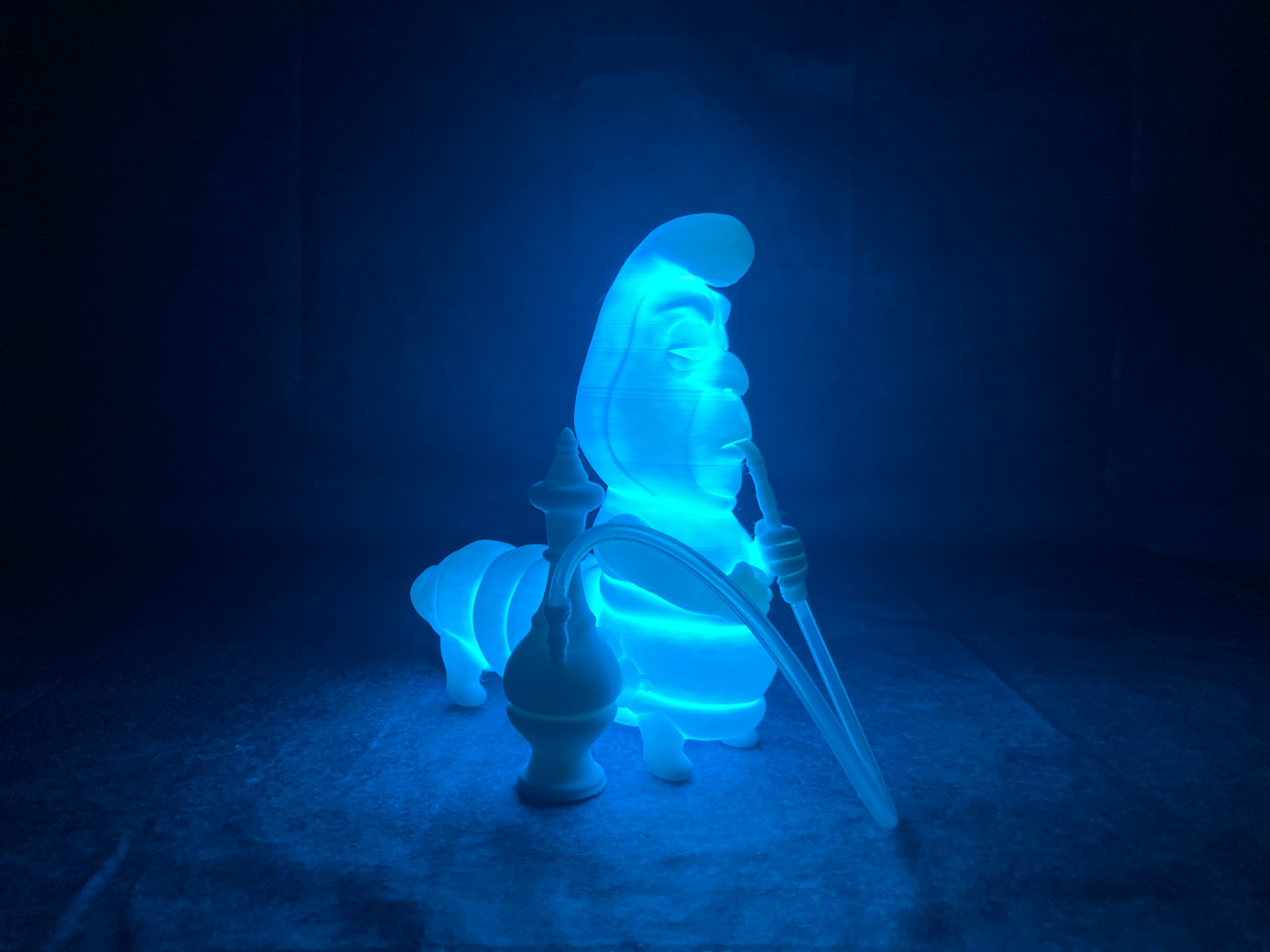 🐛 Leuchtende Raupe aus Alice im Wunderland– Magischer Farbenspieler