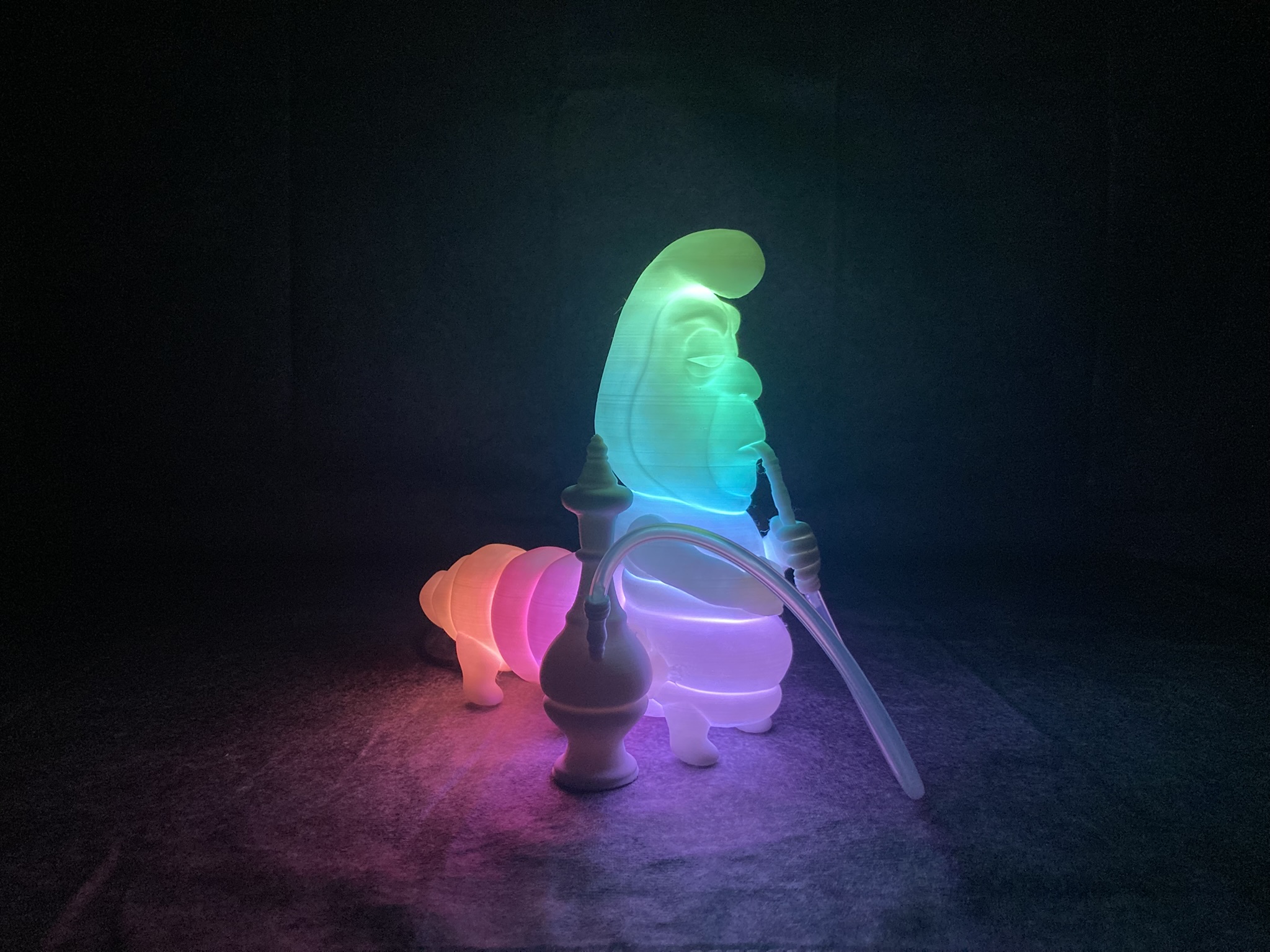 🐛 Leuchtende Raupe aus Alice im Wunderland– Magischer Farbenspieler