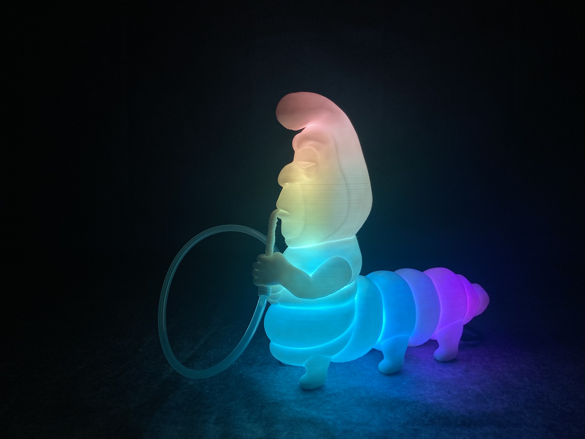 🐛 Leuchtende Raupe aus Alice im Wunderland– Magischer Farbenspieler