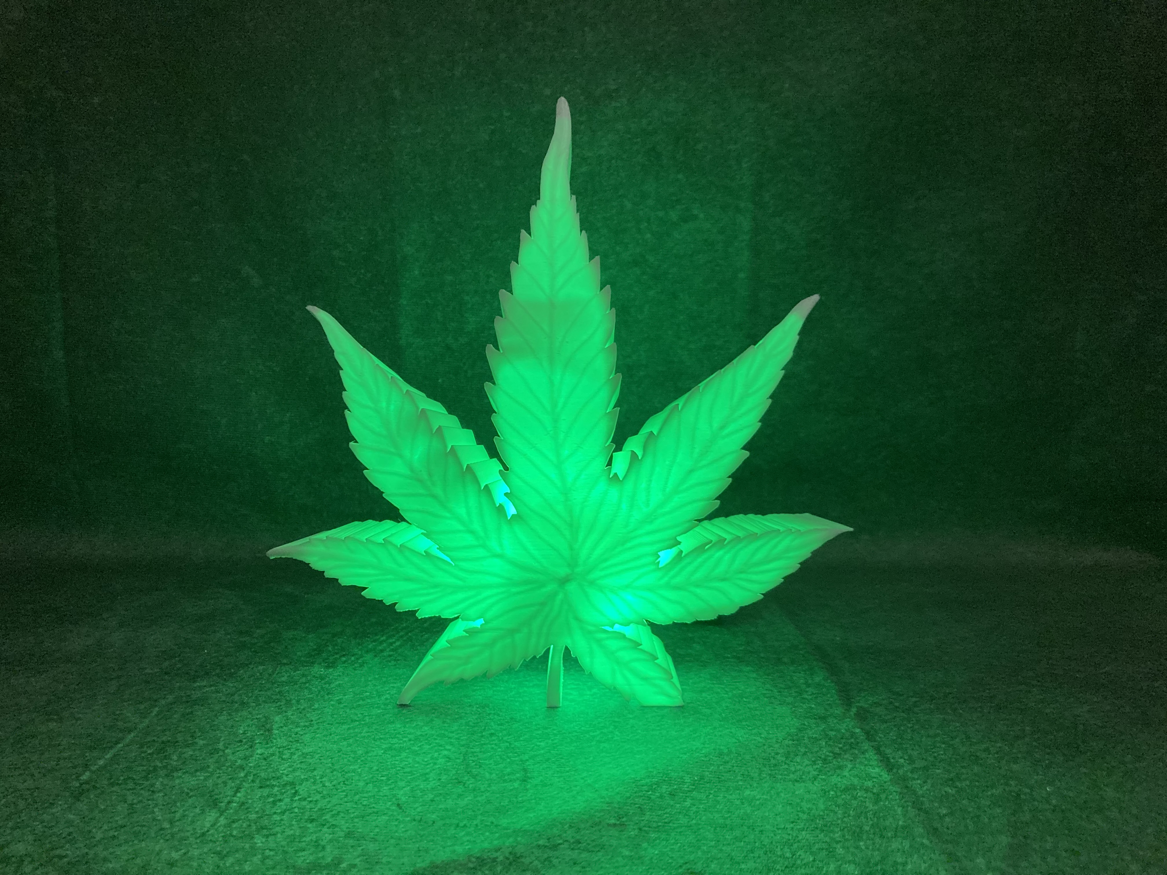 LED Hanfblatt Lampe 🌿 – USB-C Designleuchte mit RGB Effekten und Mikrocontroller