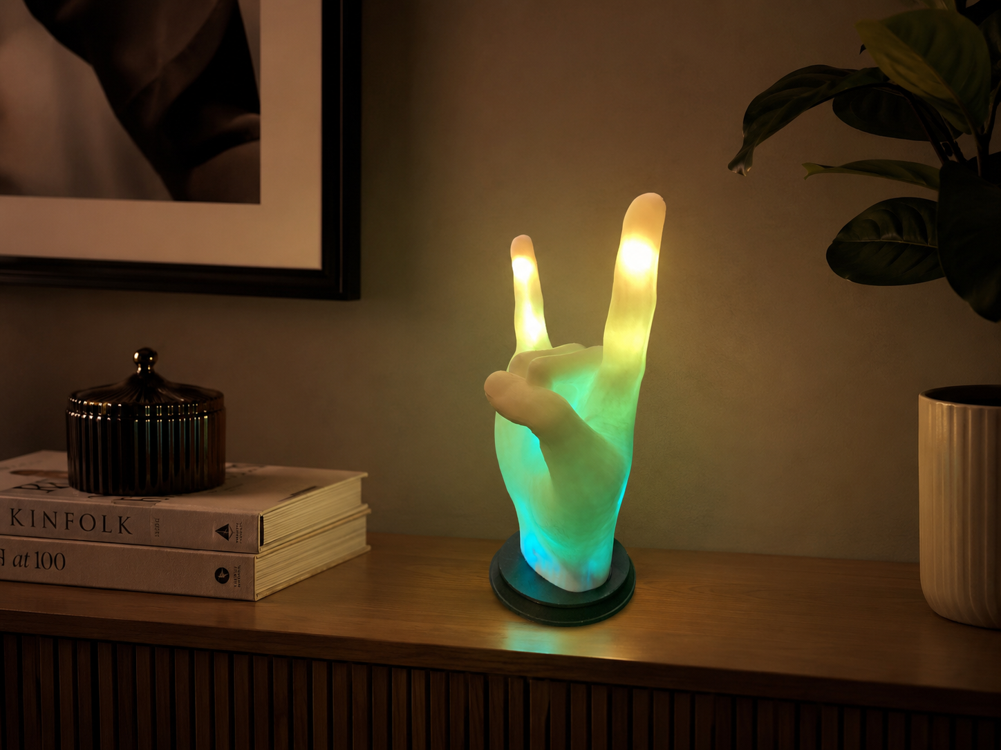 Rock Hand Lampe mit RGB LED – Leuchtende Metal Hand mit USB-C