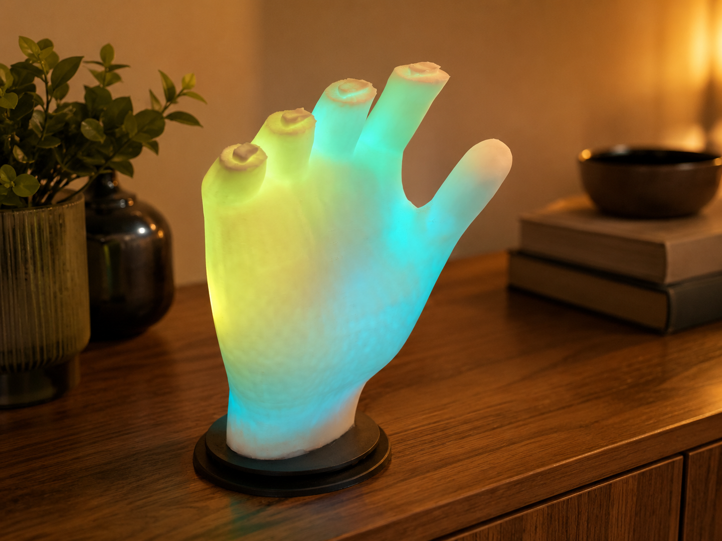 Abgesägte Hand LED Lampe mit RGB Licht – Horror Deko mit USB-C