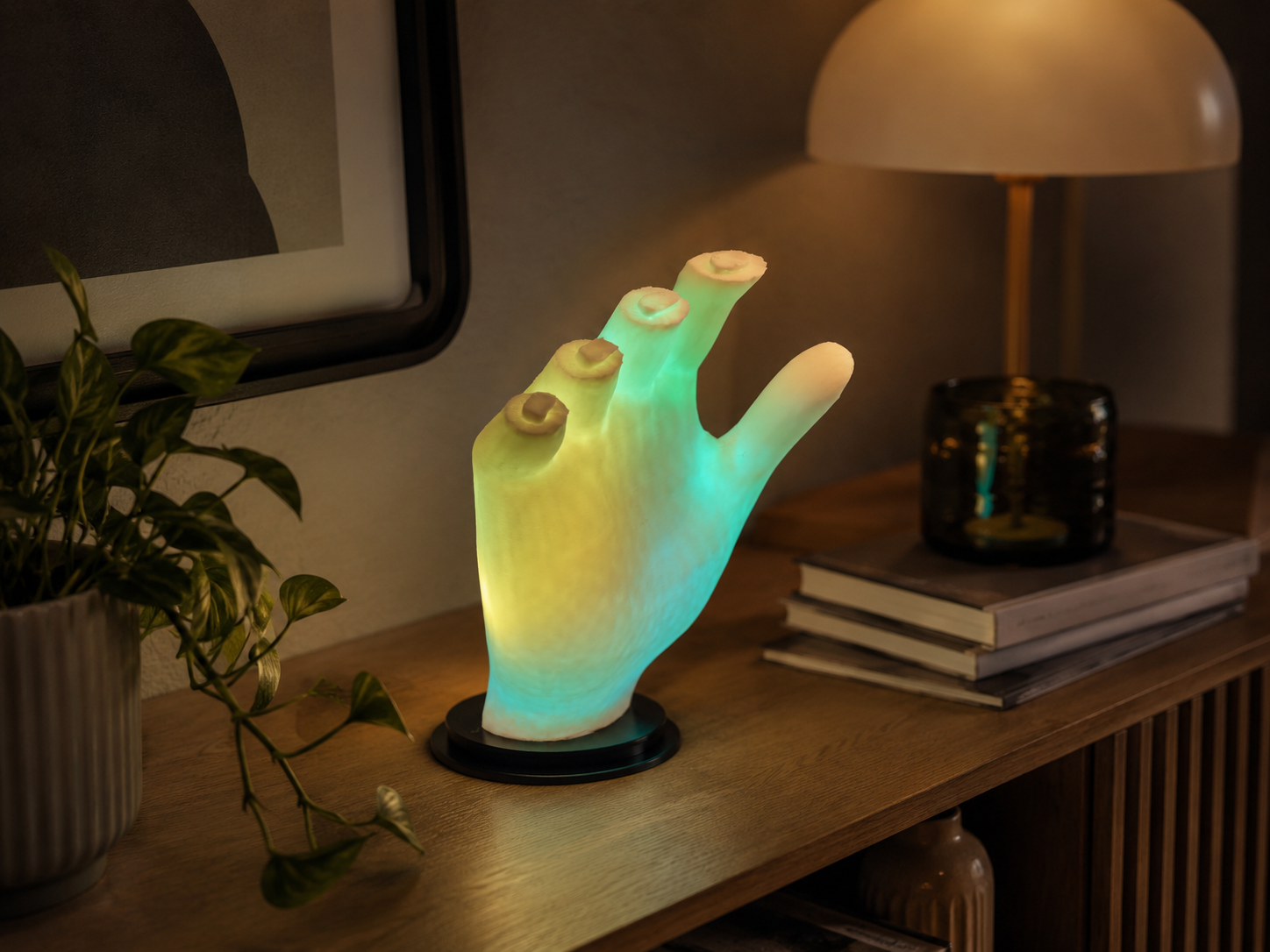 Abgesägte Hand LED Lampe mit RGB Licht – Horror Deko mit USB-C